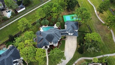 Building Photo - 600 Royal Oaks Dr