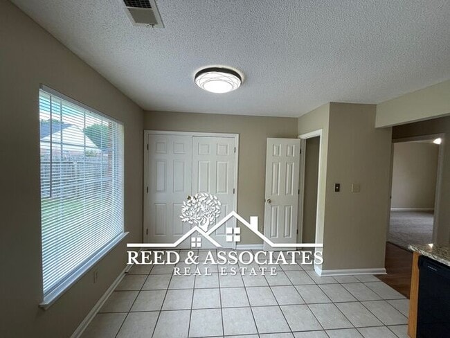 Building Photo - Charming Home Located in Quiet Neighborhood!