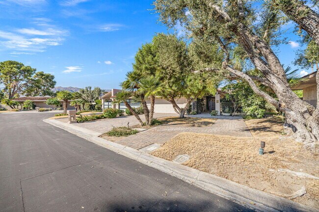 Building Photo - 10 Whittier Ct