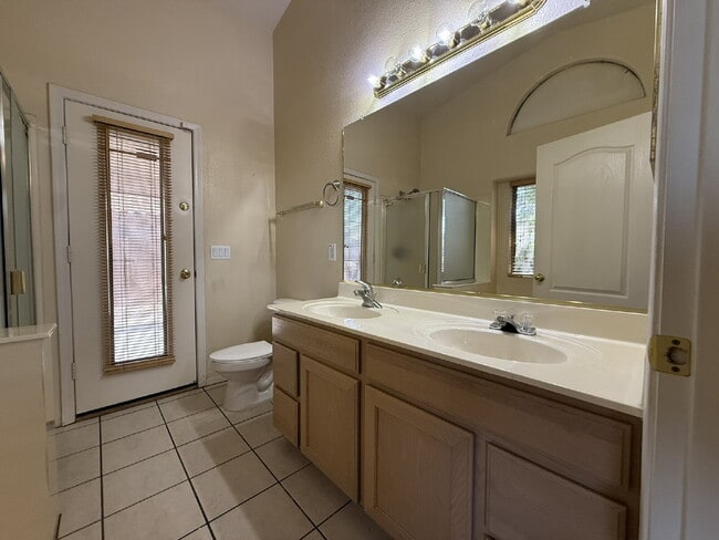 Building Photo - "Charming 3-Bed, 2-Bath in the beautiful Crystal Gardens Lake Community  – Your Perfect Home Awai...