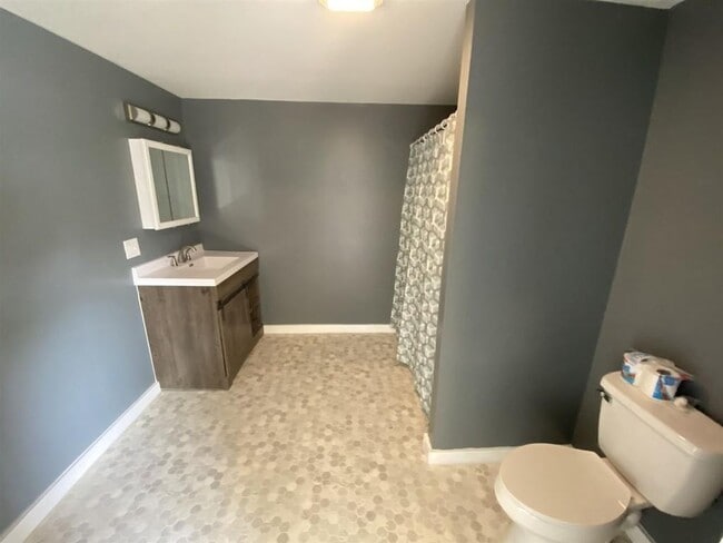 Building Photo - 3 Bedroom 2 bath