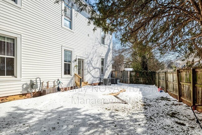 Building Photo - 8753 Signal Hill Rd