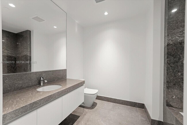 Building Photo - 17901 Collins Ave