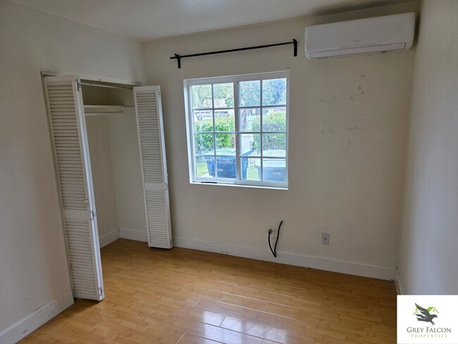 Building Photo - Cozy 1 bedroom home with private yards and...