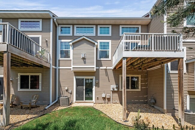 Building Photo - Spacious 3-Bedroom Townhome in Prime Savage/Prior Lake Location