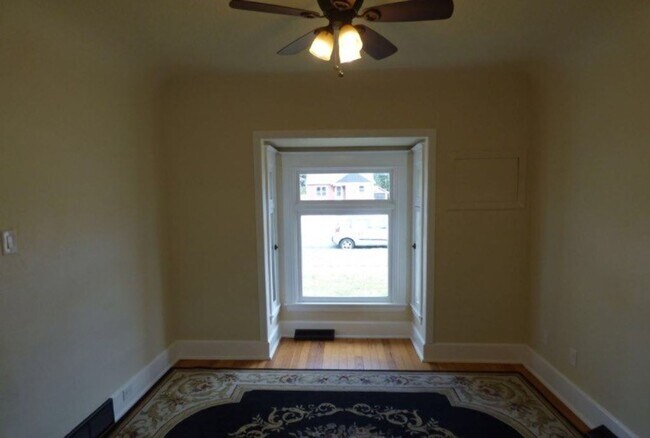 Building Photo - Charming 2 Bedroom Home with Bonus Room, Fenced Yard & Washer/Dryer