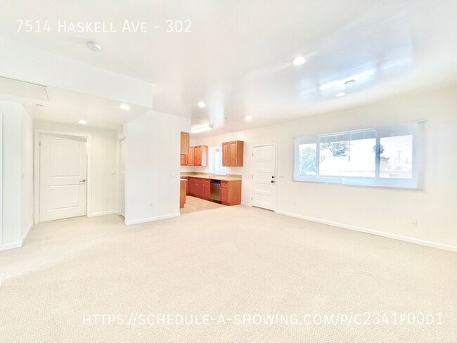 Building Photo - Beautiful newly remodeled modern top-floor...