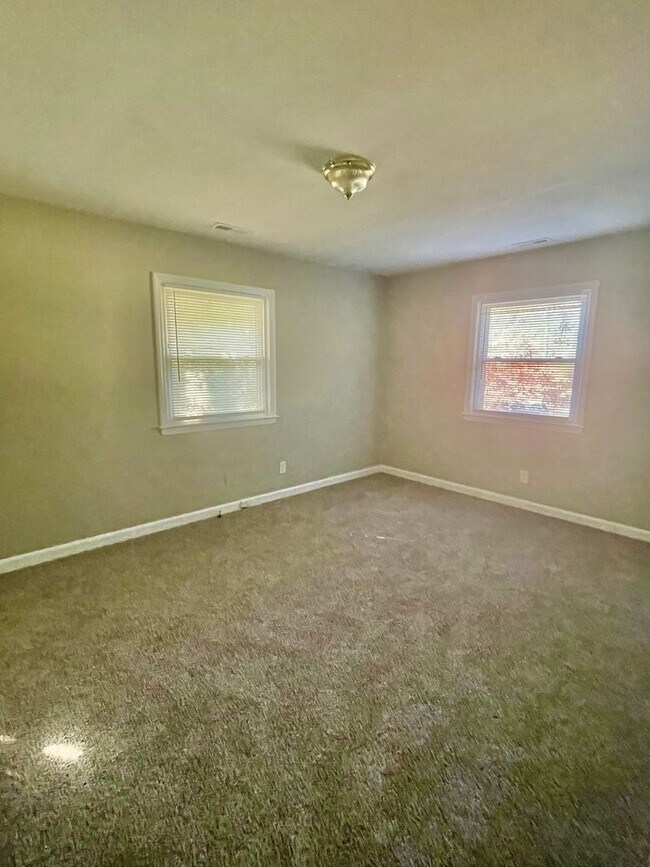 Building Photo - Must see This 4 Bedroom 2 Bath Tri Level Home. Located Close to Sugar Creek Rd and N. Tryon St