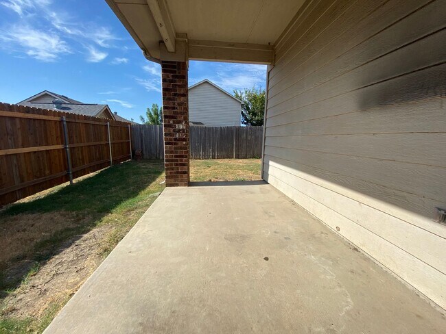 Building Photo - 2136 Ingrid Ln