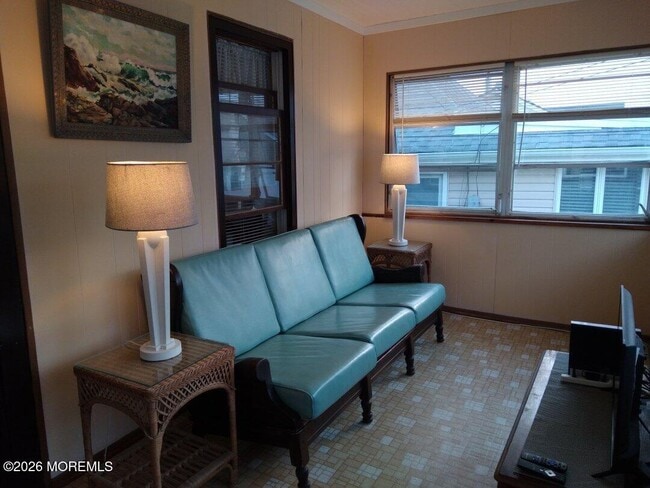 Building Photo - 10 Lake St