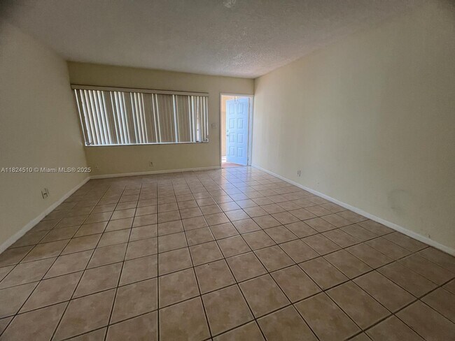 Building Photo - 1025 Twin Lakes Dr