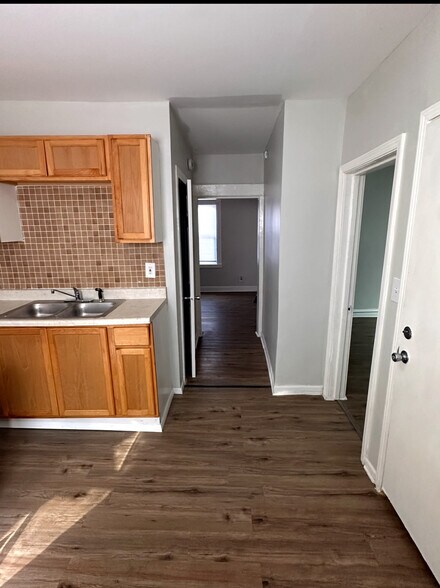 Building Photo - 1030 N Parkside Ave