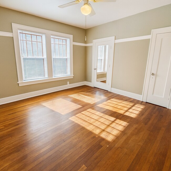 Building Photo - Best located house in West Campus, 6 large bedrooms open floorplan.