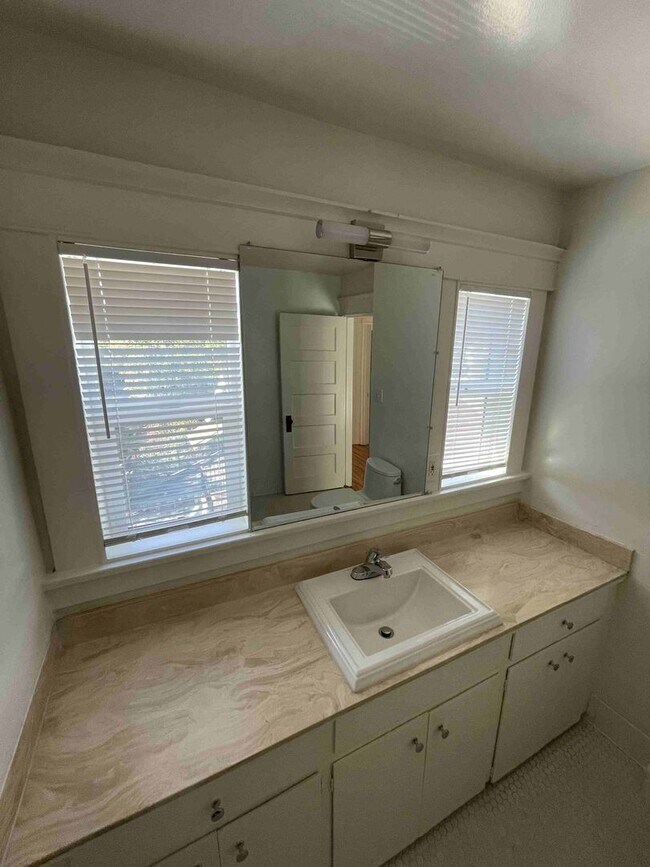 Building Photo - UNIQUE SHERMAN OAKS PROPERTY WITH ALL UTILITIES INCLUDED!