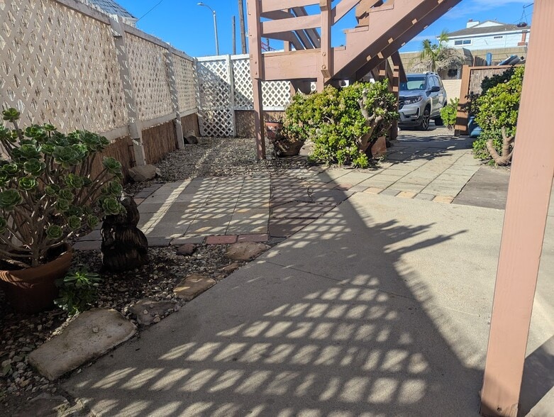 Building Photo - 216 Melrose Dr