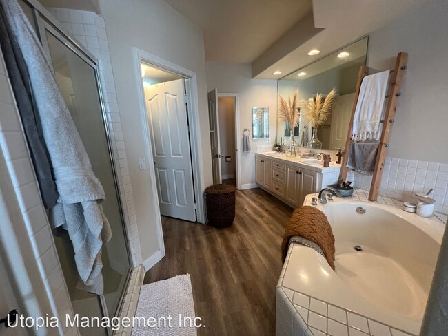 Building Photo - 2 br, 2 bath House - 4167 Warner Ave., #202