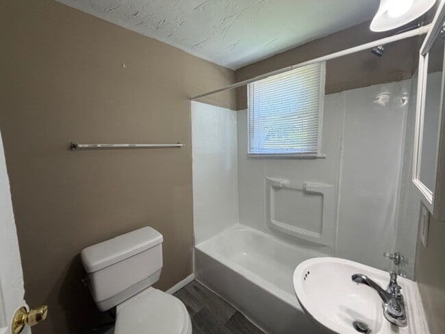 Building Photo - Lovely 2 Bedroom / 1 Bath for Rent - Section 8 Welcome