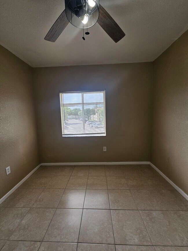 Building Photo - 1157 Golden Lakes Blvd