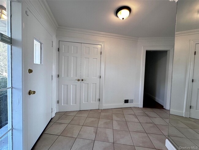 Building Photo - 1090 Bayhead Dr