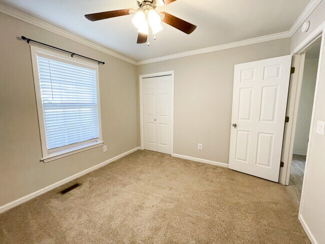 Building Photo - 405 Cami Forest Ln