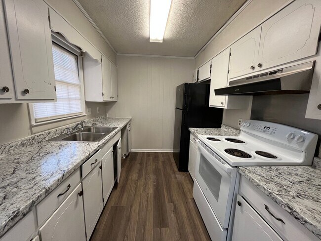 Building Photo - 906 E Brookwood Dr