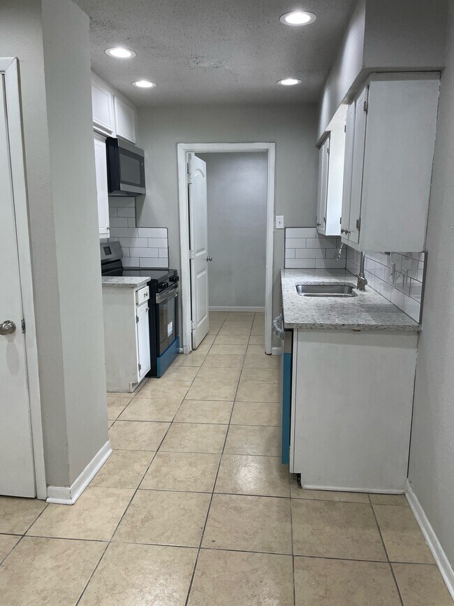 Building Photo - 1338 McCall St