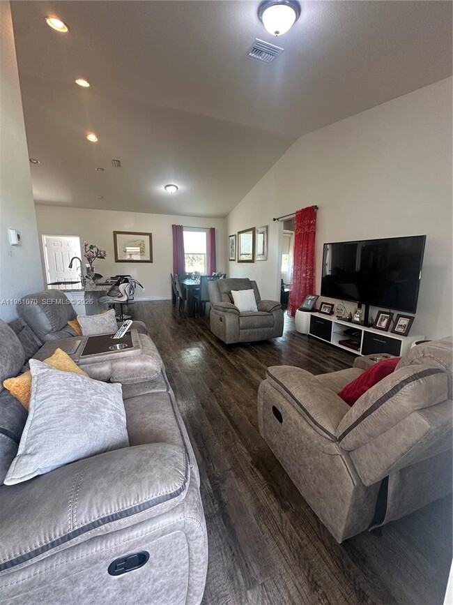 Building Photo - 5029 S Peachtree Cir