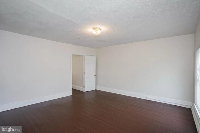 Building Photo - 5 Bedroms 1&1/2 Bathroom