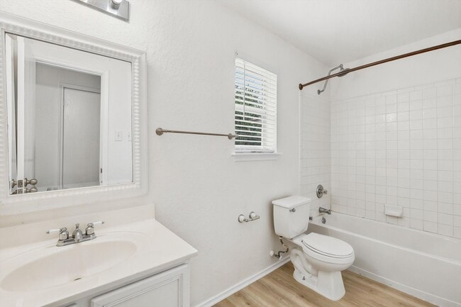 Building Photo - Freshly Painted 3 bedroom home!