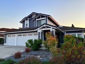 Building Photo - Beautiful Two Story Home with Large Yard - Oceanside