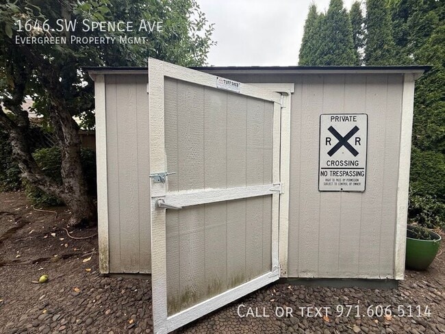 Building Photo - 1646 SW Spence Ave
