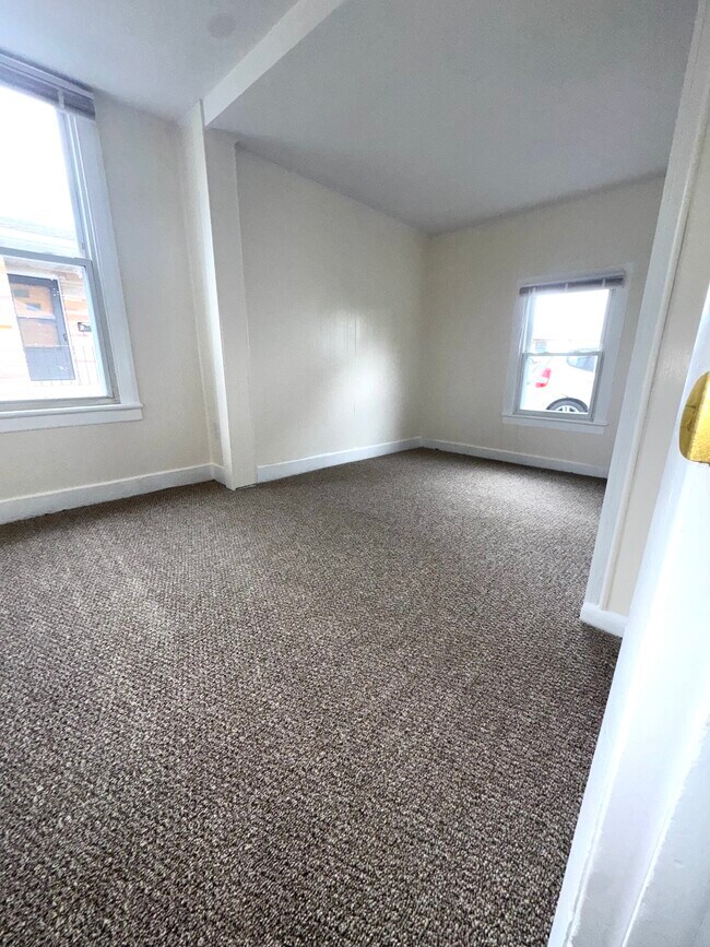 Building Photo - 567 N Walnut St