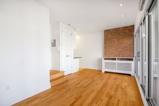 Building Photo - 169 W 76th St