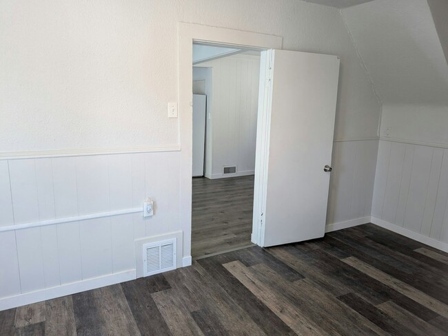 Building Photo - 1428 E Orman Ave