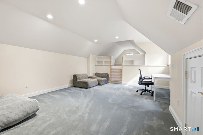 Building Photo - 12 Fox Run