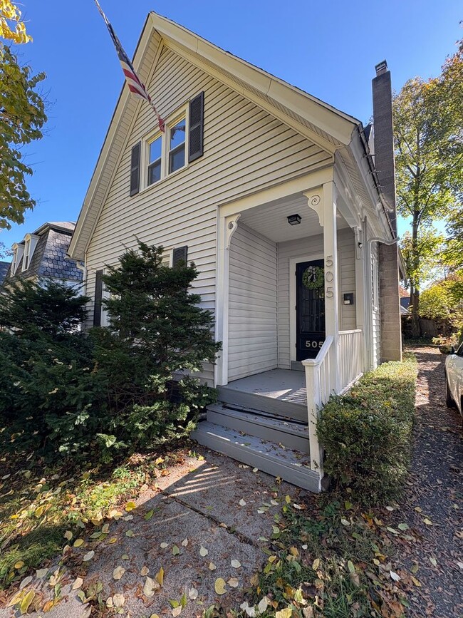 Building Photo - STUNNING Two Bedroom Single Family Home!