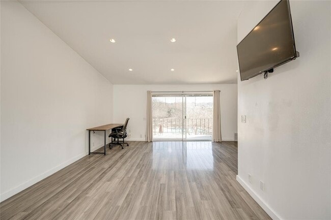 Building Photo - 1304 Mariposa Dr