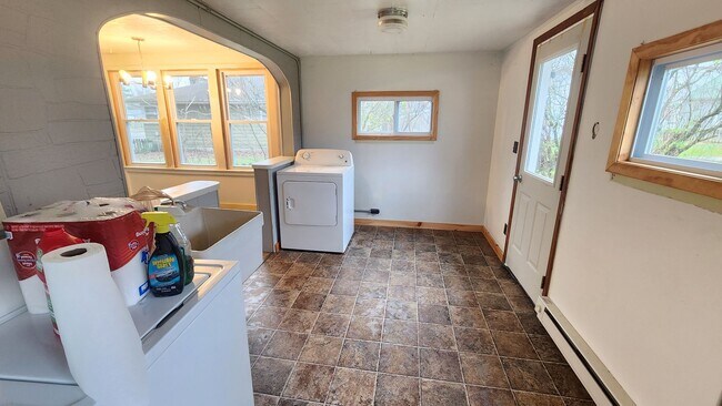 Building Photo - 3 Bed 1 Bath Home with Garage