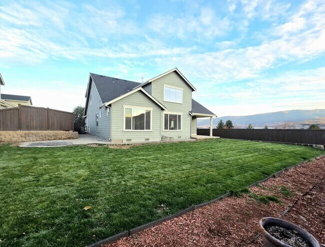 Building Photo - Large 3 bedroom, 3 bath newer build in sought after East Wenatchee neighborhood!