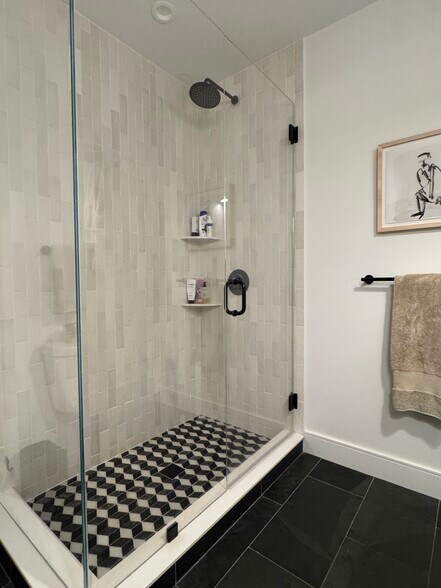 Primary Bath - 347 Maverick St