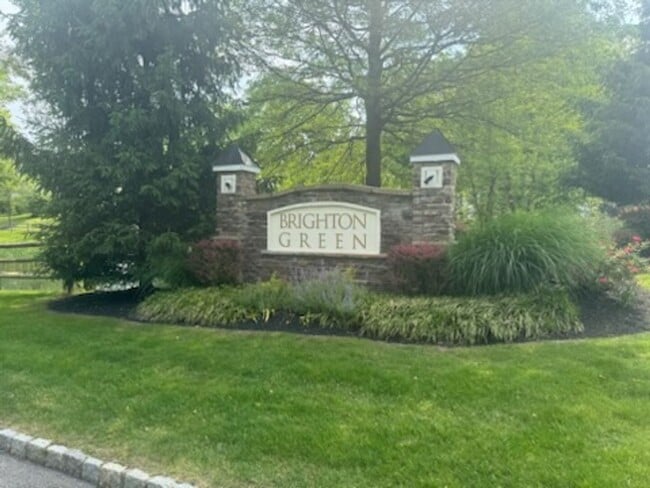 Building Photo - Spacious 3BR/2.5BA Townhome in Desirable B...