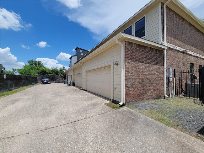 Building Photo - 3 Bed Townhome in 77003 Near Minute Maid Park + First-Floor Living