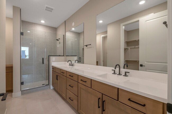 Building Photo - 2121 W Sonoran Desert Dr