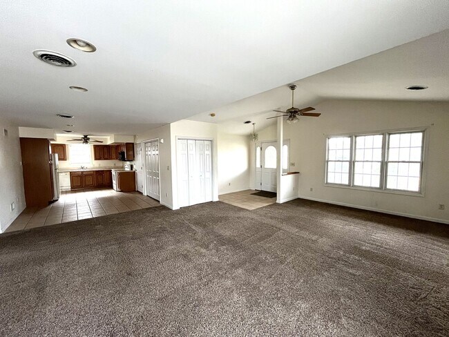 Building Photo - 152 Lantern Ln
