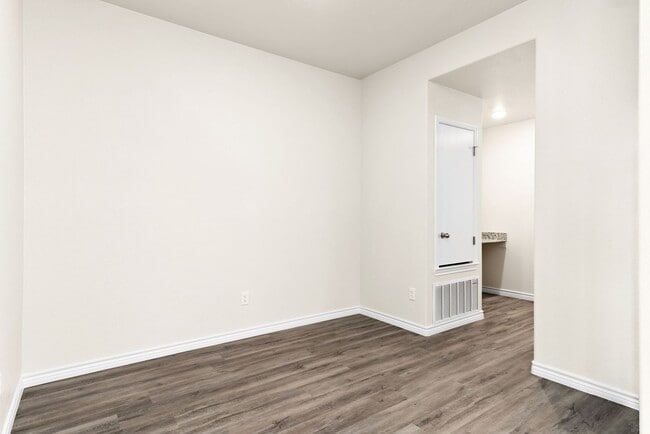 Building Photo - 305 Lost Trl