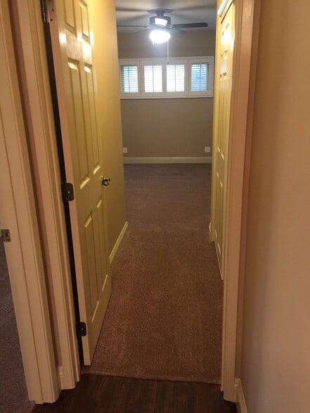 Building Photo - 2000 Karen St