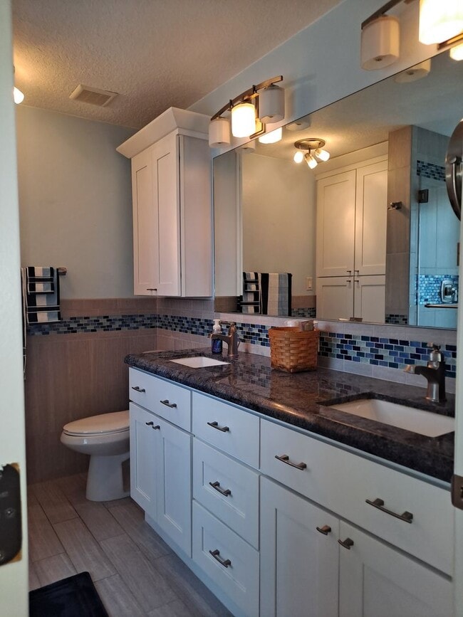 Building Photo - 3208 Royal Palm Dr