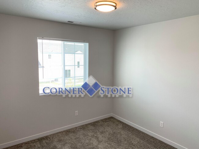 Building Photo - Like New Pet Friendly Home!