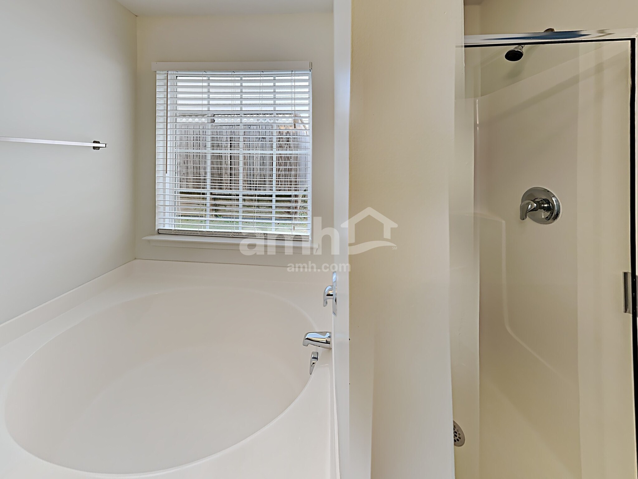 Building Photo - 1568 Pebble Ridge Dr