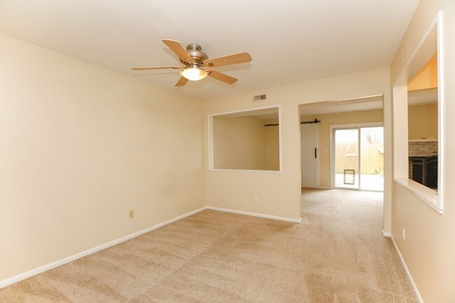 Building Photo - Spacious Townhome Move in Ready!!